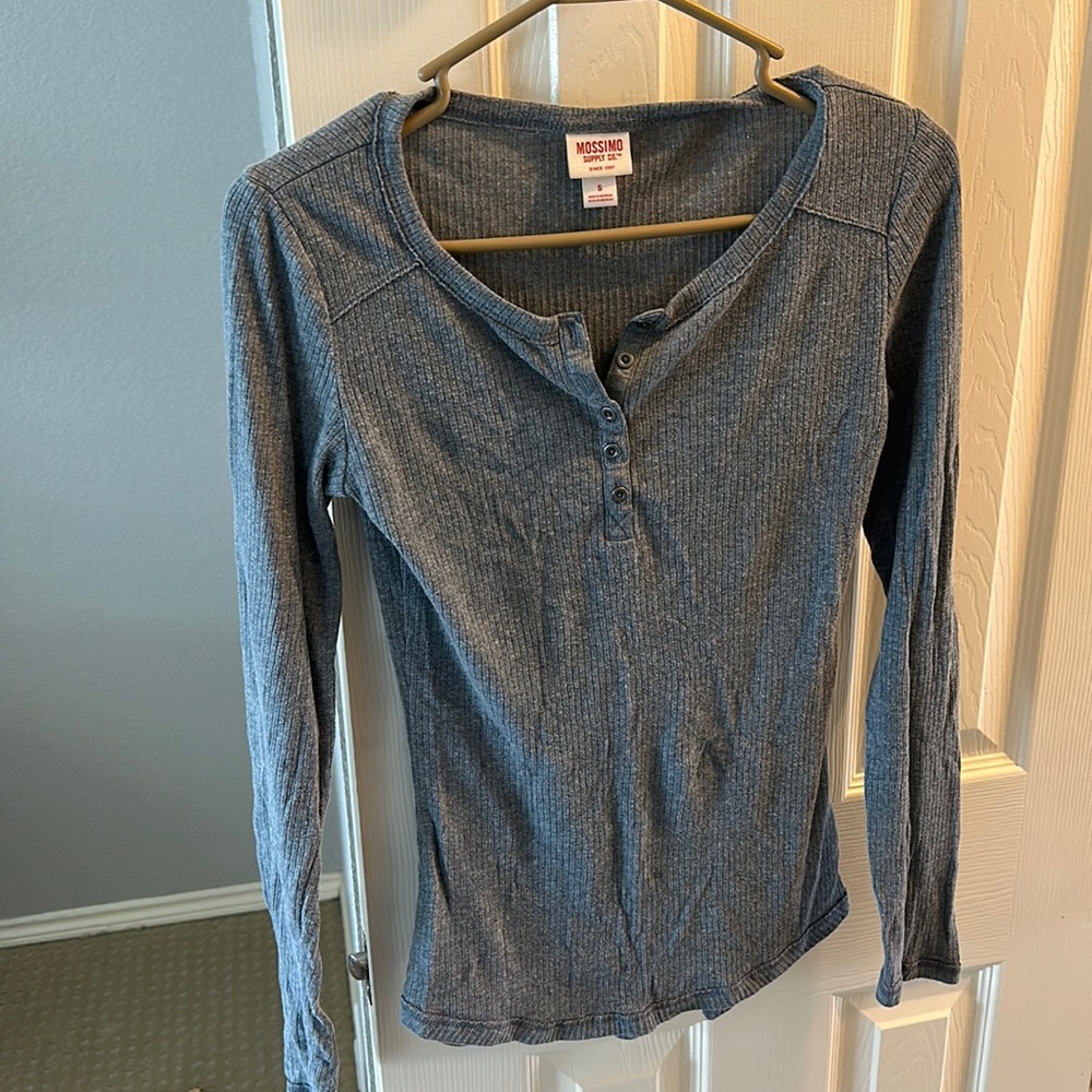 Grey long sleeve tee